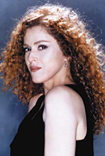 How tall is Bernadette Peters?